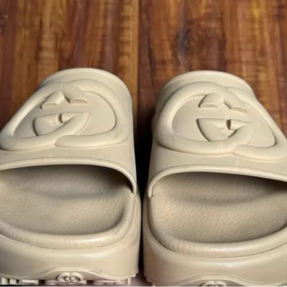 WOMEN'S SLIDE WITH INTERLOCKING G